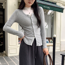 批发实拍图韩系灰色<b class='q'>圆领</b><b class='q'>针织</b><b class='q'>开衫</b>外套女秋季2025新款修身显瘦气质上衣