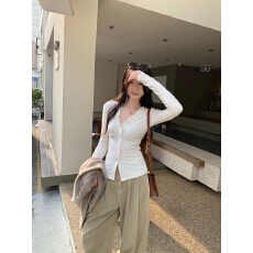 批发实拍图木耳边V领白色内搭<b class='q'>打底衫</b>长袖开衫T恤女秋冬2025新款小上衣