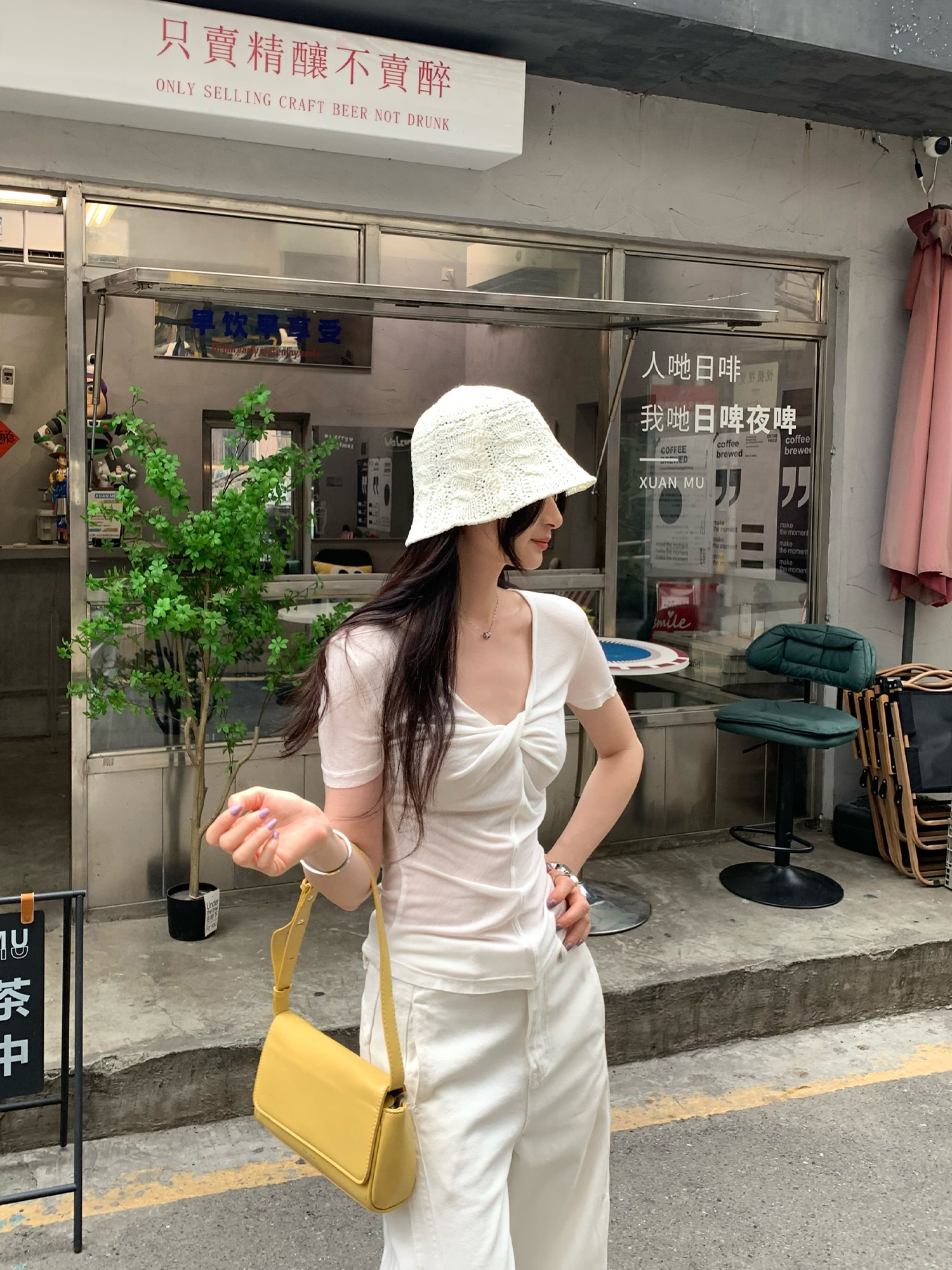 실사 그림 한 부서 디자인 센스 트위스트 Pleat V넥 반팔 티셔츠 여성 여름 착용 가져 가라. 2026 새로운 아름다운 싱글 착용 맨위