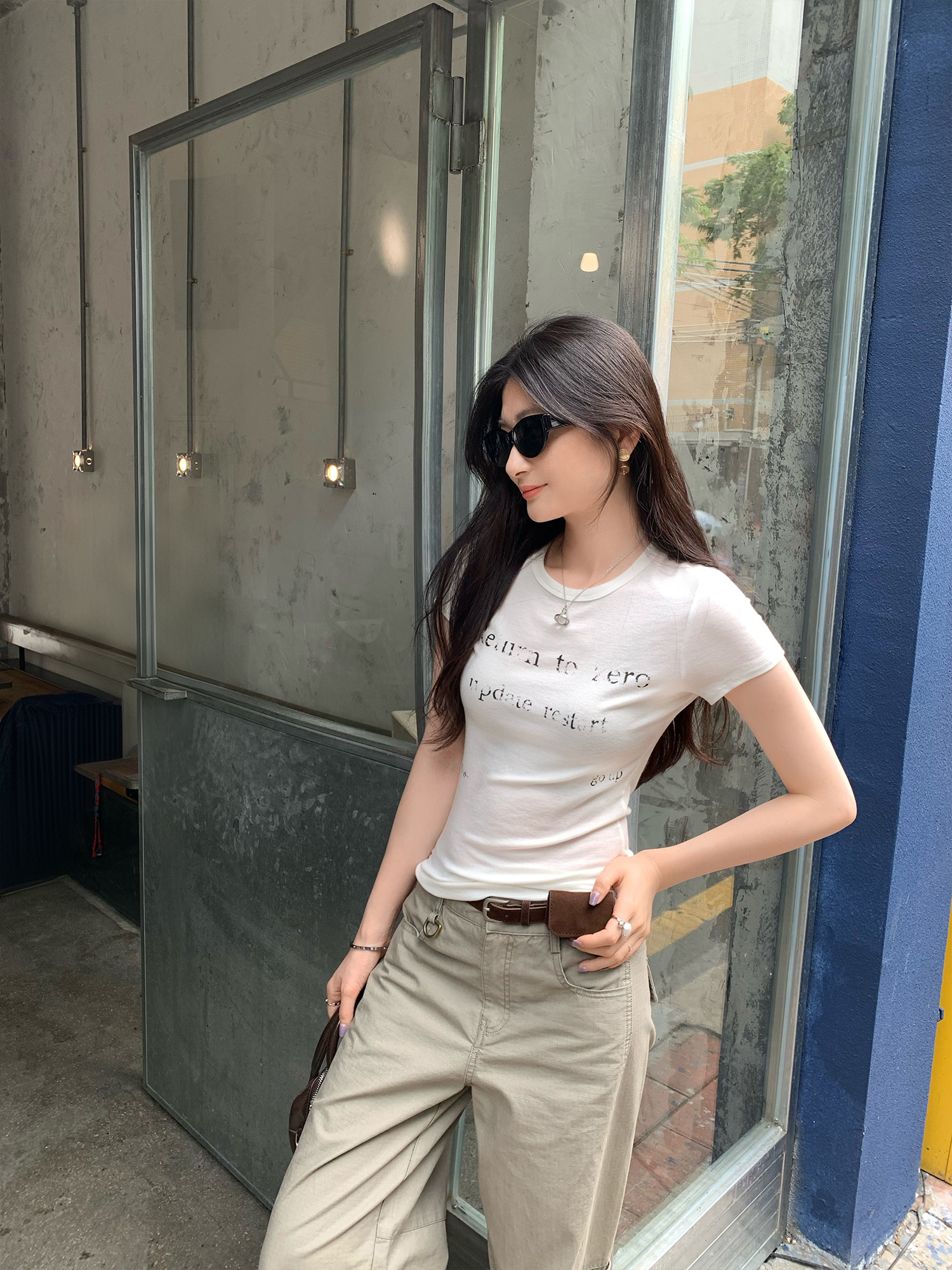 실사 라이 경기 서울 주간 실크 몸매 가꾸기 긍정적 인 어깨 라운드 넥 알파벳 프린트 반팔 티셔츠 여성 2026 새로운 고유 한 맨위
