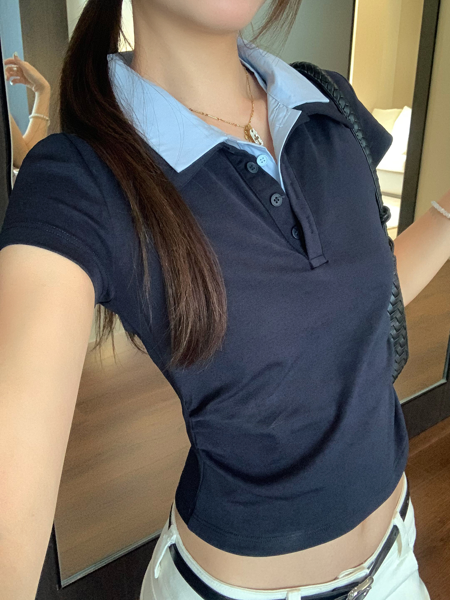 실사 그림 배색 폴로 칼라 긍정적 인 어깨 반팔 POLO 셔츠 여성 여름 2026 새로운 꼬집기 허리 디자인 센스 품격 맨위