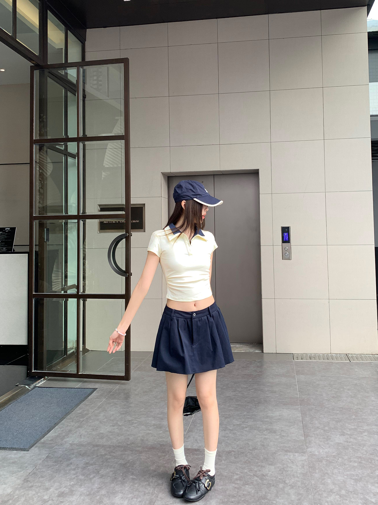 실사 그림 배색 폴로 칼라 긍정적 인 어깨 반팔 POLO 셔츠 여성 여름 2026 새로운 꼬집기 허리 디자인 센스 품격 맨위
