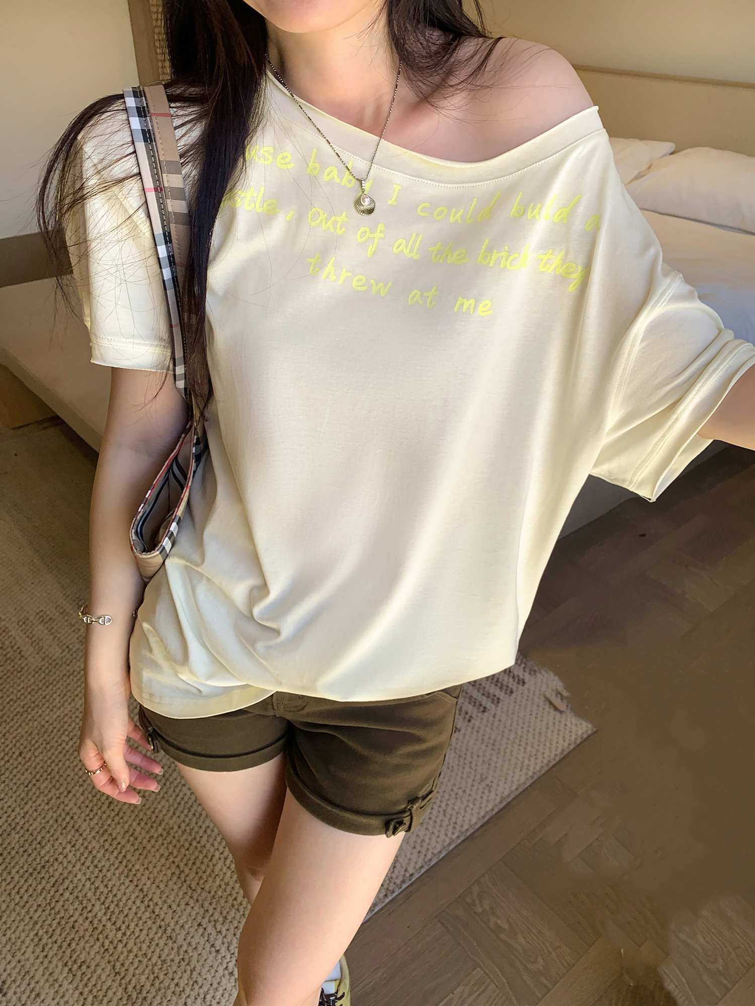 图粉色字母印花斜肩短袖T恤女新款设计感宽松显瘦上衣   服裝批發女裝批發服飾貨源