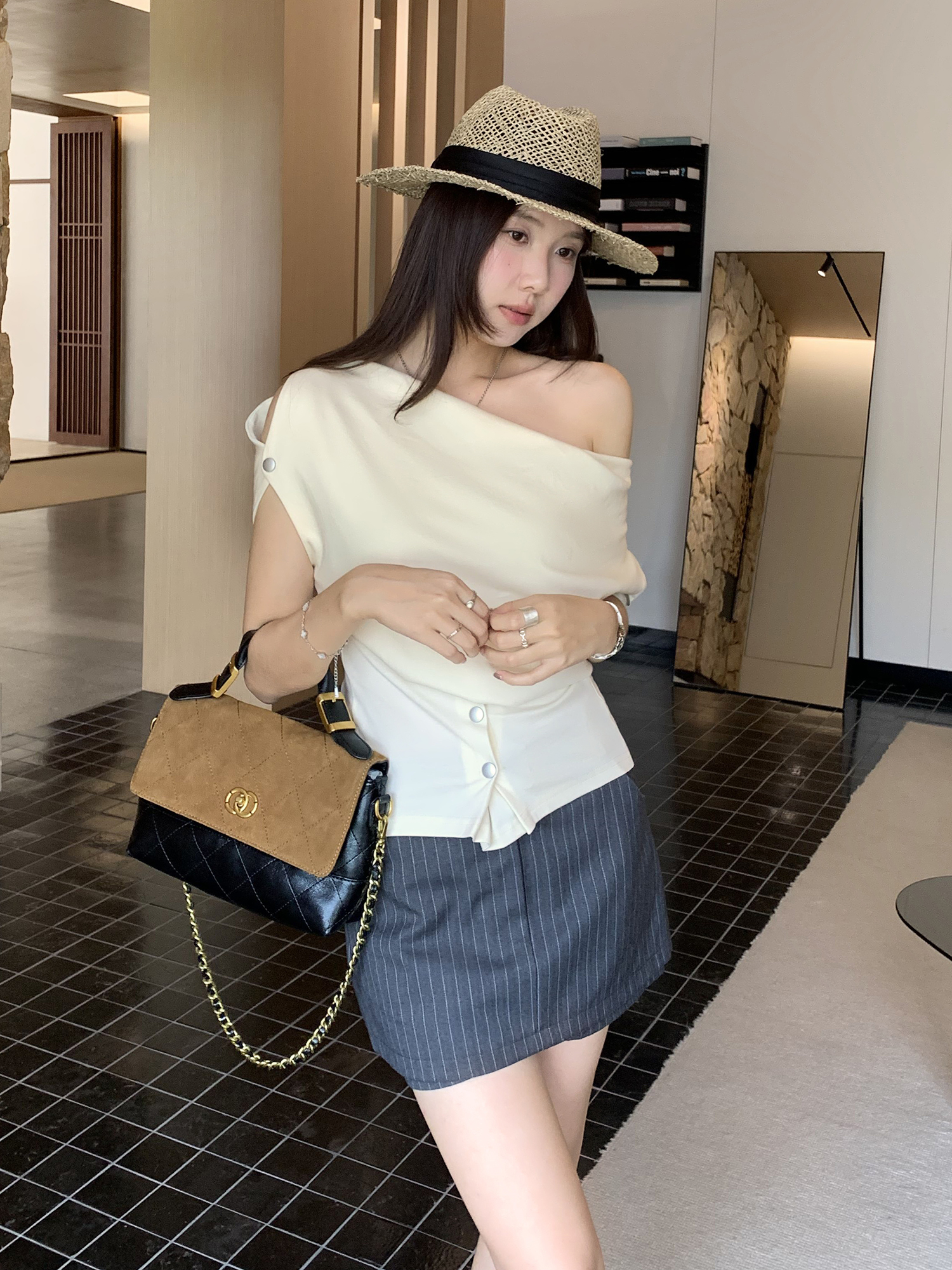 BY29023# 图设计感小众纽扣荡领短袖T恤女夏季新款法式绝美上衣 服裝批發女裝批發服飾貨源