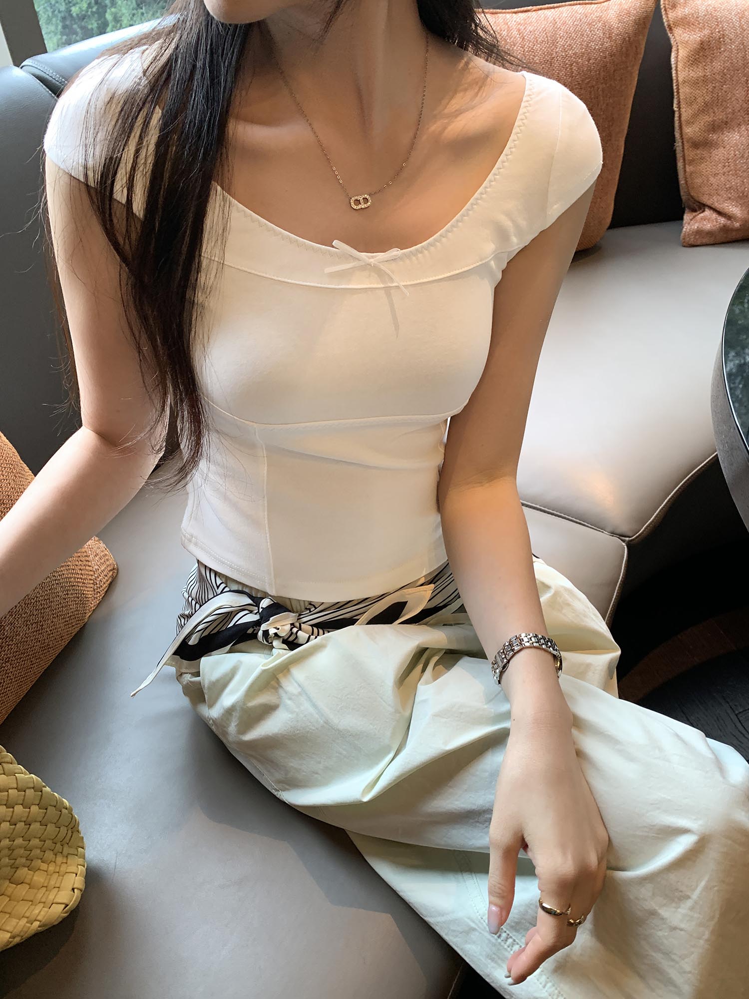 BY29018# 图巨好看白色U领小飞袖T恤女新款超火减龄修身法式上衣 服裝批發女裝批發服飾貨源