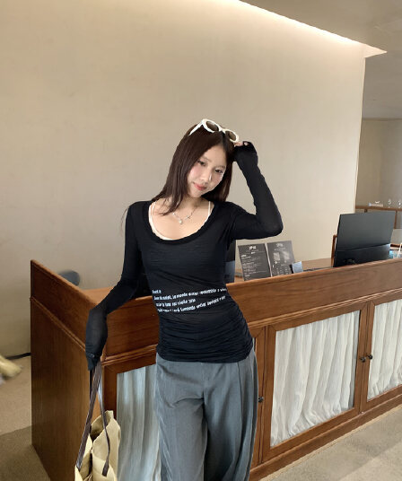 실사 그림 프랑스식 u 칼라 알파벳 프린트 얇은 스타일 자외선 차단 긴팔 티셔츠 여성 가을 2026 새로운 고유 한 아름다운 맨위
