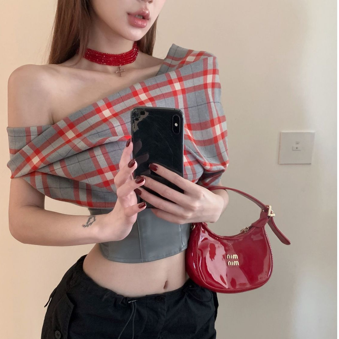 레트로 체크무늬 반팔 행침 목 티셔츠 여성 여름 디자인 센스 작은 대중 백리스 쇼트 스타일 보트넥 오프숄더 맨위
