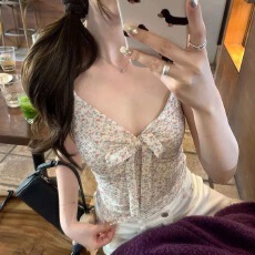 批发米白底碎花V领胸前蝴蝶结装饰短款收腰<b class='q'>修身</b>显瘦吊带背心女款