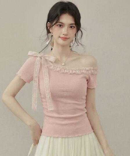 핑크색 레이스 나비 매듭 비스듬한 어깨 반팔 티셔츠 여성 2026 새로운 여름 디자인 센스 작은 대중 오프숄더 맨위