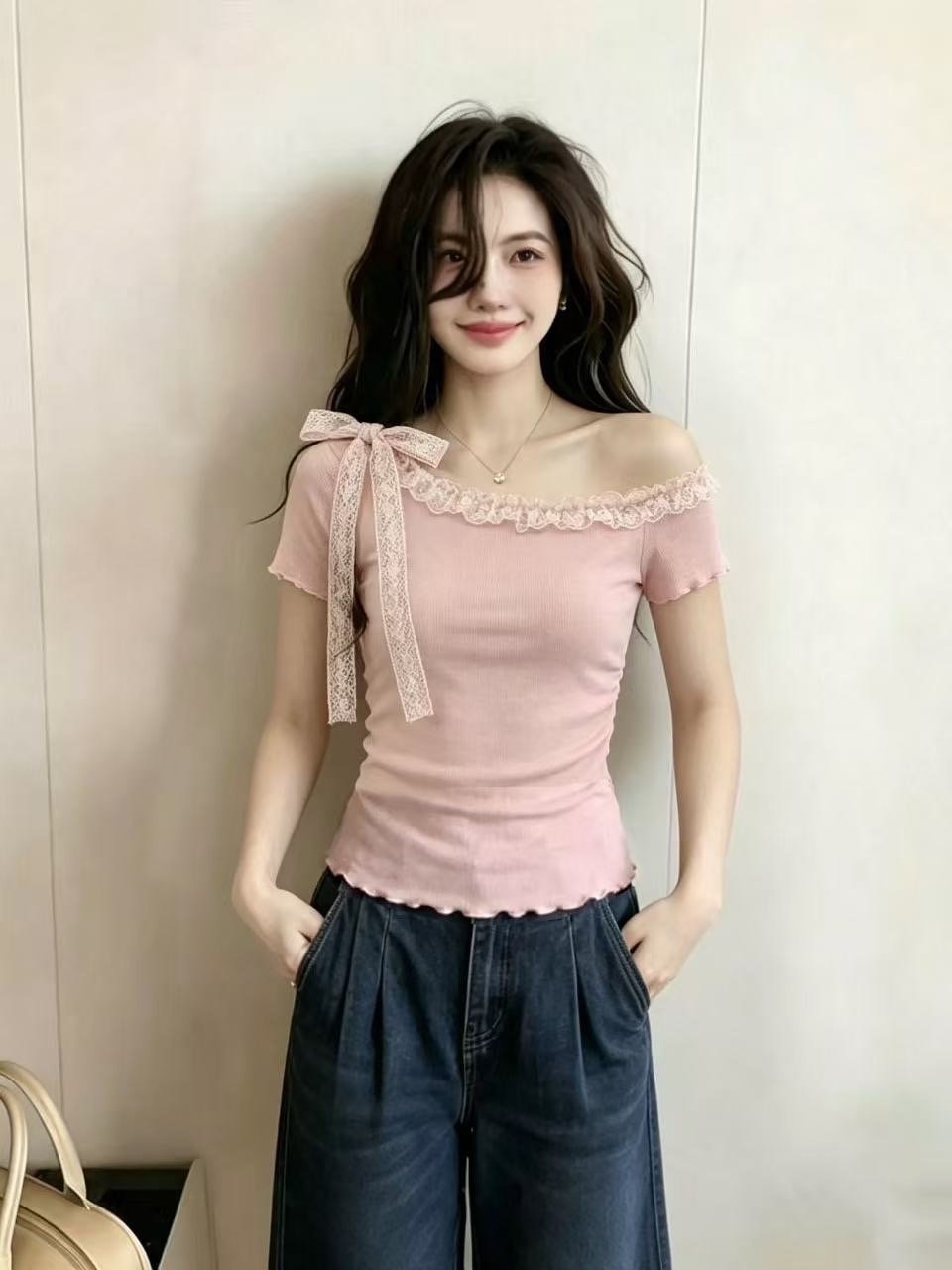 핑크색 레이스 나비 매듭 비스듬한 어깨 반팔 티셔츠 여성 2026 새로운 여름 디자인 센스 작은 대중 오프숄더 맨위
