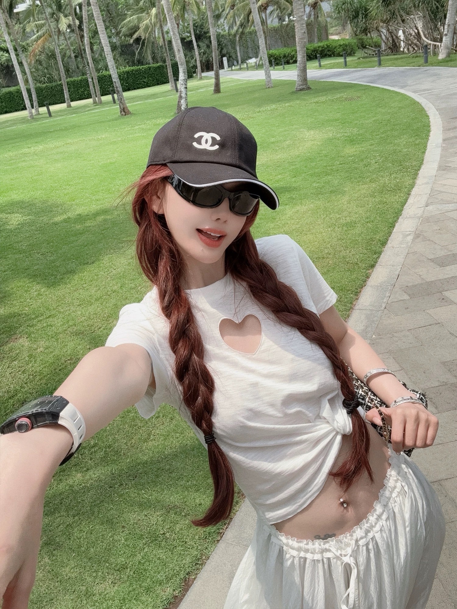 자오 첸 아침 하트 홀로우 아웃 반팔 티셔츠 여성 여름 2026 새로운 핫걸 디자인 센스 외국 가스 슬림해 보이는 마이크로 ~을 통해 의류