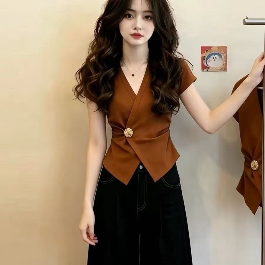 캐러멜 색상 V넥 금속 버클 허리 수축 반팔 티셔츠 여성 2026 여름 빛 럭셔리 품격 아름다운 고급 센스 맨위