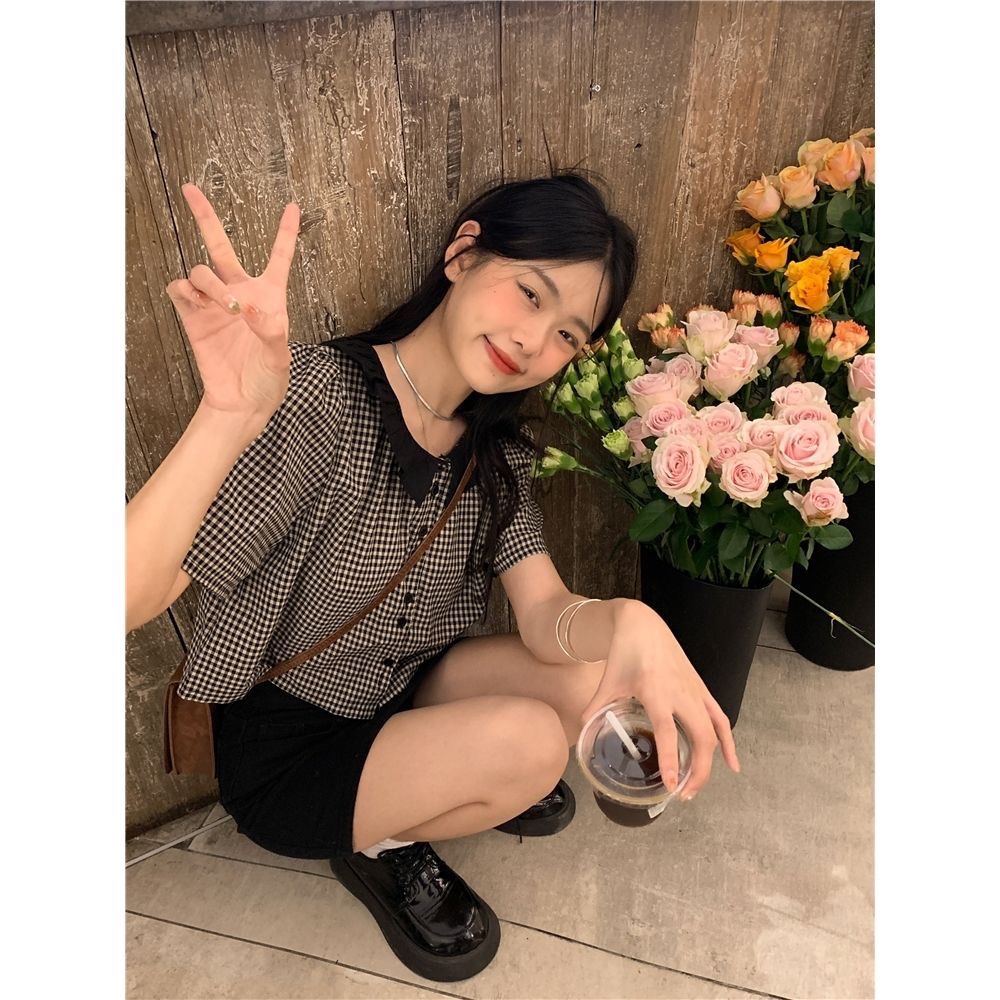 2026 여름 레트로 품격 체크무늬 셔츠 베이비 칼라 프릴 연령 감소 쇼트 스타일 셔츠 슬림해 보이는 반팔 맨위