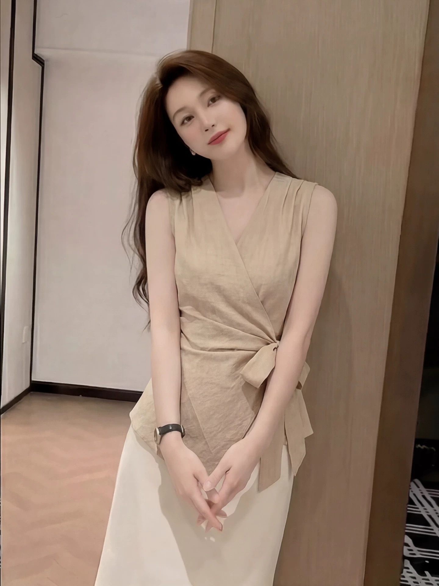 2026 빅 사이즈 빛 요리 한 미니멀리즘 바람 V넥 스트랩 민소매 맨위 여성 여름 슬림해 보이는 디자인 센스 작은 대중 연령 감소 셔츠
