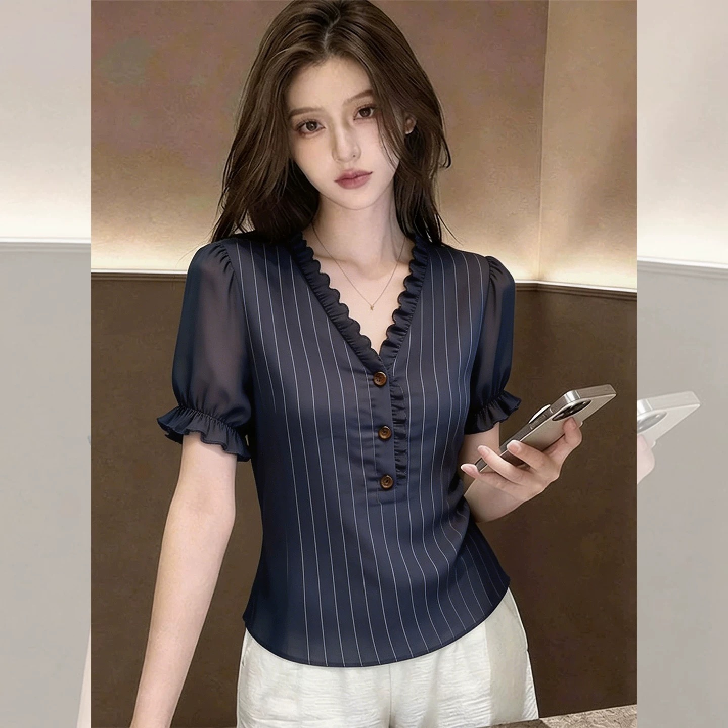 프랑스식 디자인 센스 V넥 스트라이프 반팔 여성 셔츠 2026 년 여름 새로운 프릴 단추 캐주얼 맨위