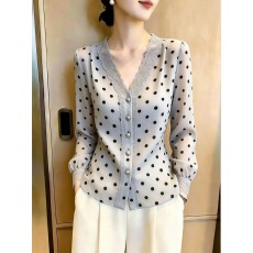 批发别致V领波点<b class='q'>衬衫</b>女通勤显瘦气质高级小众感上衣2026年秋新款超好