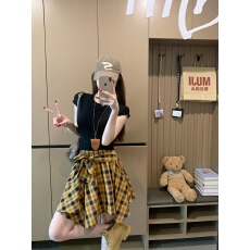 批发实拍~ 黄色<b class='q'>格子</b>不规则半身裙女夏季设计感百搭a字短裙子+短袖T恤