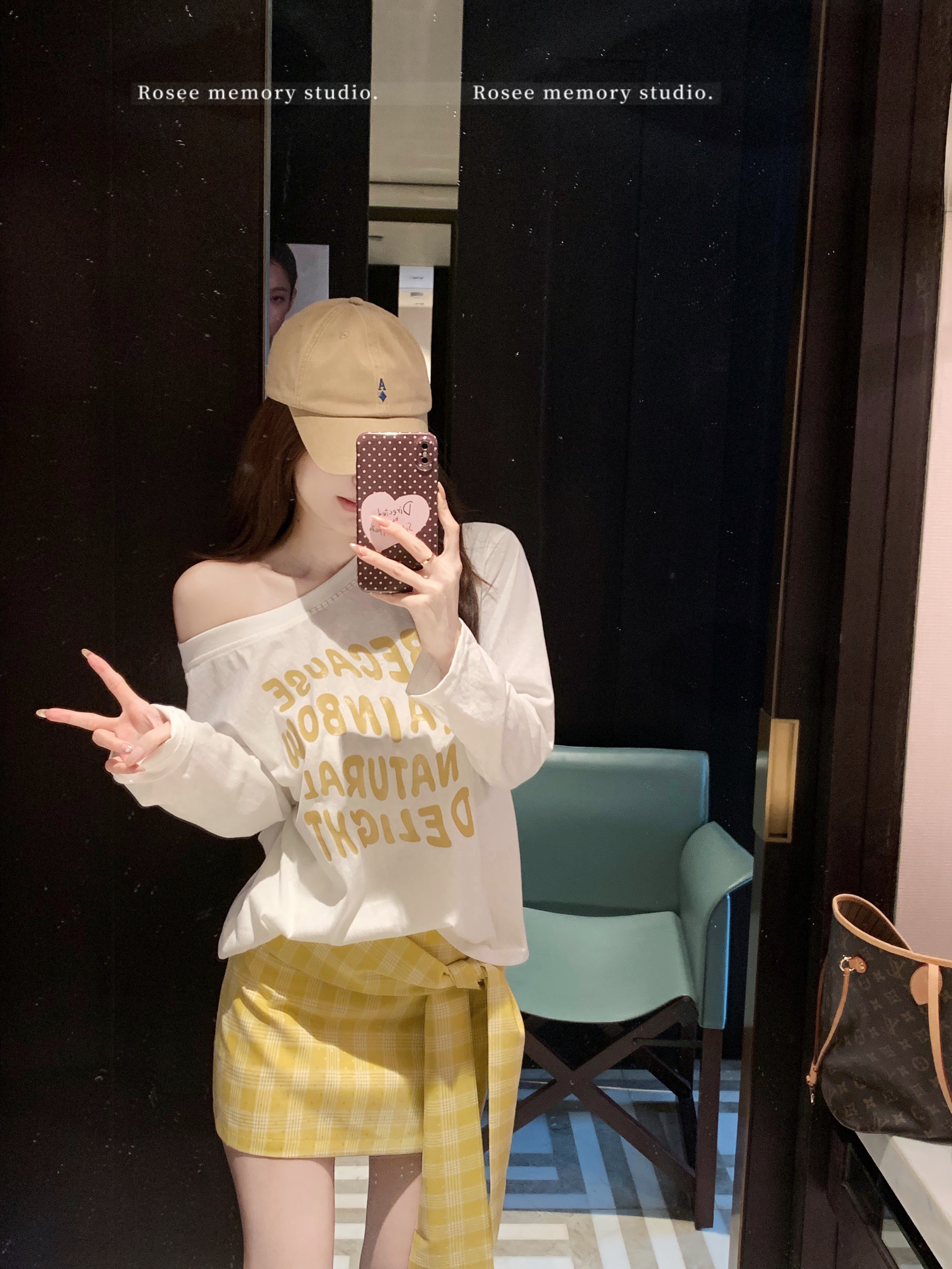 실사 한 부서 화이트 티셔츠 여성 긴 소매 얇은 스타일 비스듬한 어깨 의류 황색 체크무늬 스트랩 반신 스커트 여름