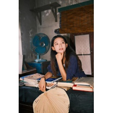 批发2025新款复古藏青色格子衬衫外套女高级感百搭时髦休闲风常规上衣