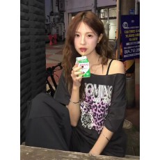 批发美式复古斜肩短袖t恤女夏季设计感小众宽松露肩辣妹上衣