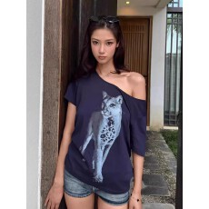 批发美式复古斜肩短袖t恤女夏季设计感小众宽松露肩辣妹上衣