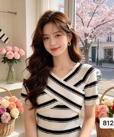 품격 흑인과 백인 배색 스트라이프 V넥 몸매 가꾸기 반팔 여성 여름 한국 스타일 슬림해 보이는 패션 니트 다용도 맨위