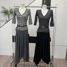 批发Laareetoo  条纹<b class='q'>七分袖</b><b class='q'>T</b><b class='q'>恤</b>女夏季气质百搭V领设计感上衣修身显瘦