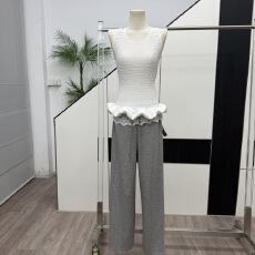 批发李婉君芭蕾小天鹅花边上衣女士原创设计肌理感小裙摆针织挂脖上衣