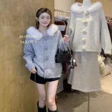 批发欧货漂亮蓝色毛领针织开<b class='q'>衫</b>女秋冬新款小众设计感山茶花扣毛衣外套