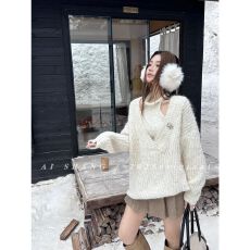 批发系宽松慵懒露肩针织套头衫+性感挂脖背心<b class='q'>套装</b>(配胸针)