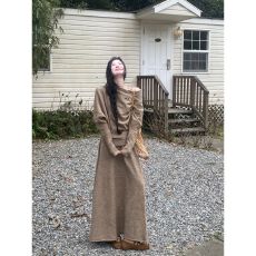 批发<b class='q'>春</b>秋新款气质高级感卡其色搭配一整套女露肩针织毛衣半身裙