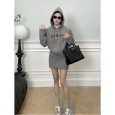 批发官图北极绒【腈纶35%锦纶40%PBT25%】慵懒风连帽字母毛衣+短裙女