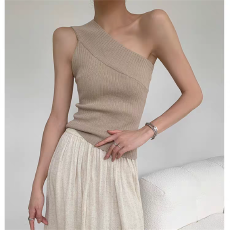 批发法式小众不规则斜肩露肩无袖背心<b class='q'>针织衫</b>女夏季新款设计感显瘦上衣