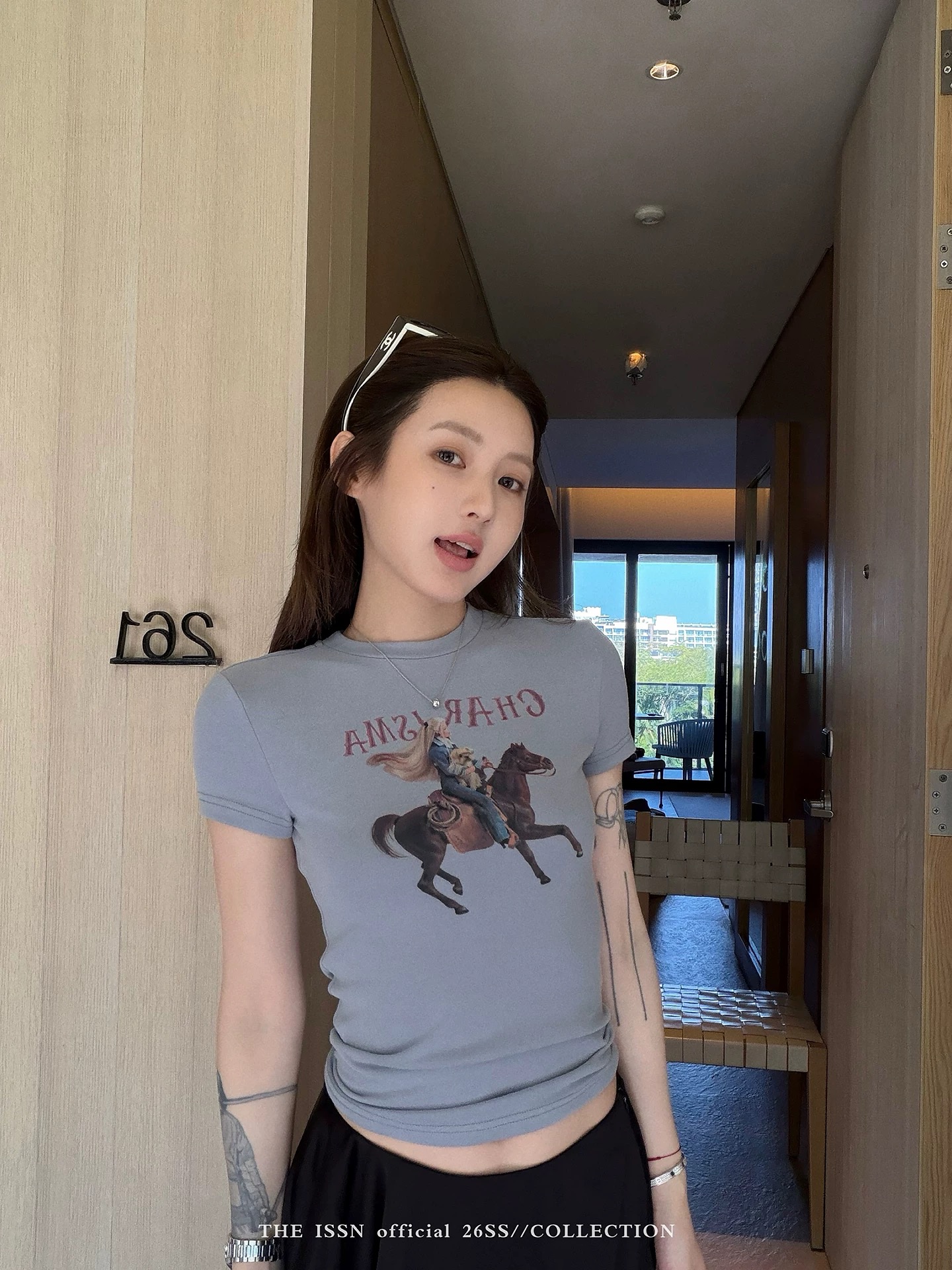 프린트 라운드 넥 긍정적 인 어깨 반팔 티셔츠 여성 봄 한 부서 몸매 가꾸기 슬림해 보이는 캐주얼 쇼트 스타일 만나는 맨위