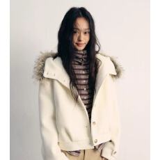 批发白色宽松立体纽扣加厚保暖毛领连帽短款毛呢外套