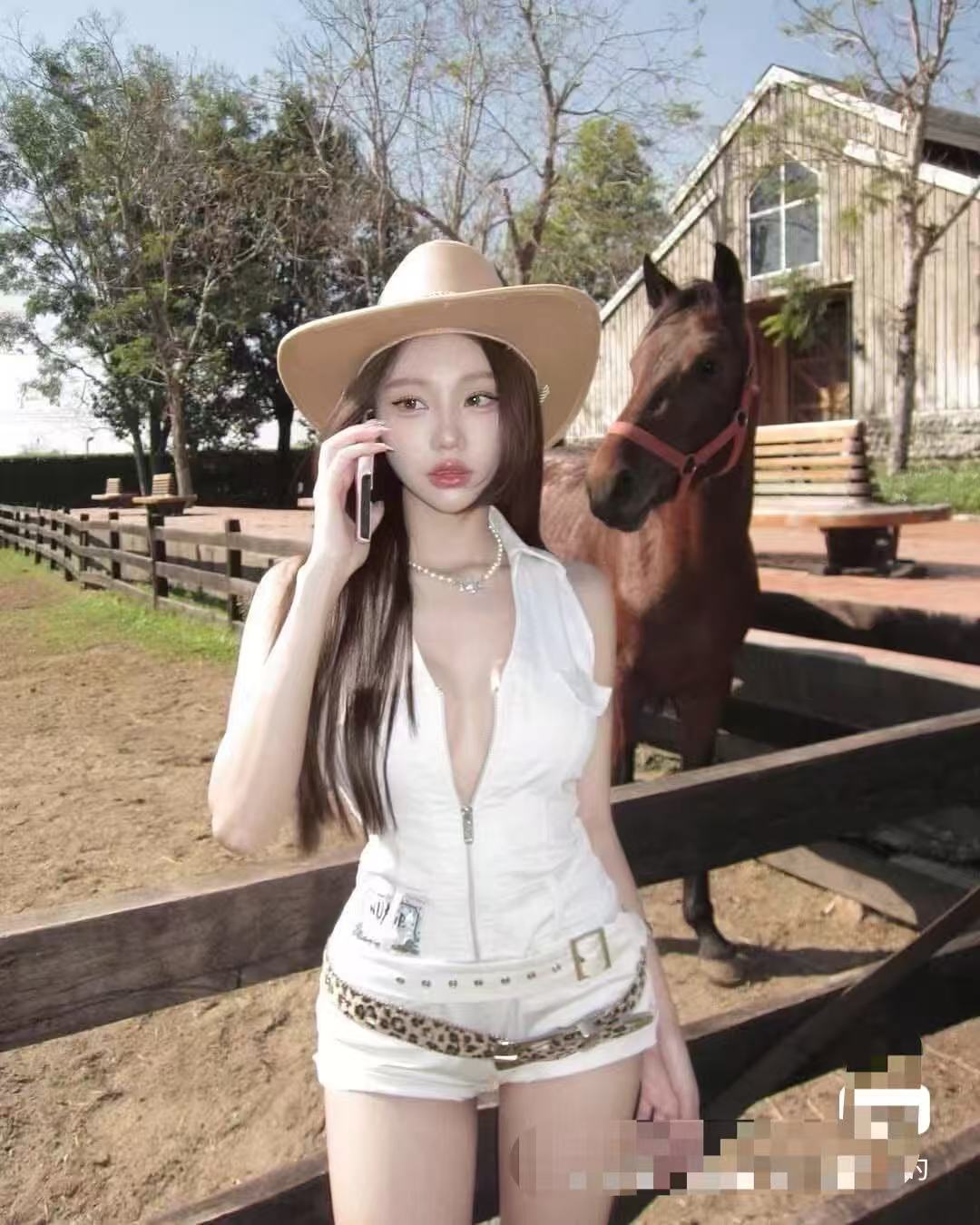 화이트 민소매 지퍼 올인원 로드 중