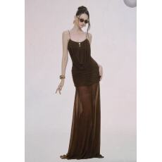 批发黑巧<b class='q'>丝绒</b>：吊带长裙的辣妹氛围感