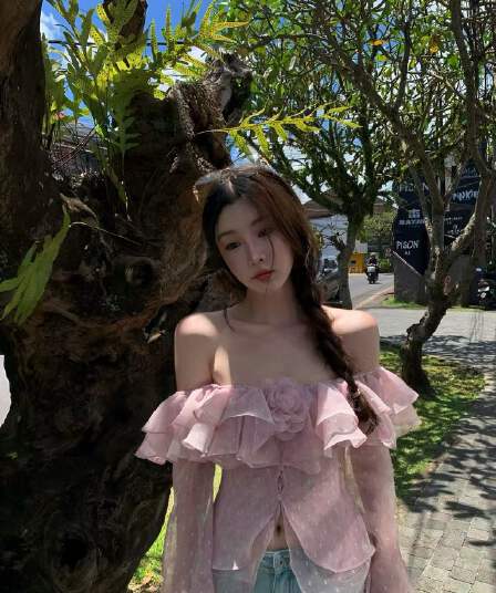 핑크색 도트 무늬 오프숄더 꽃 맨위