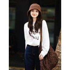 批发巨好看的韩系印花白色长袖印花t恤设计感内搭打底衫女上衣秋<b class='q'>冬</b>