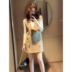 批发秋季富家千金miu系穿搭法式气质感特别漂亮杏色打底衫背带连衣裙