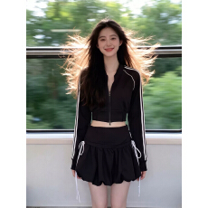 批发巨好看的2026早春减龄休闲运动本命年黑色<b class='q'>短款</b><b class='q'>卫衣</b>花苞短裙套装女