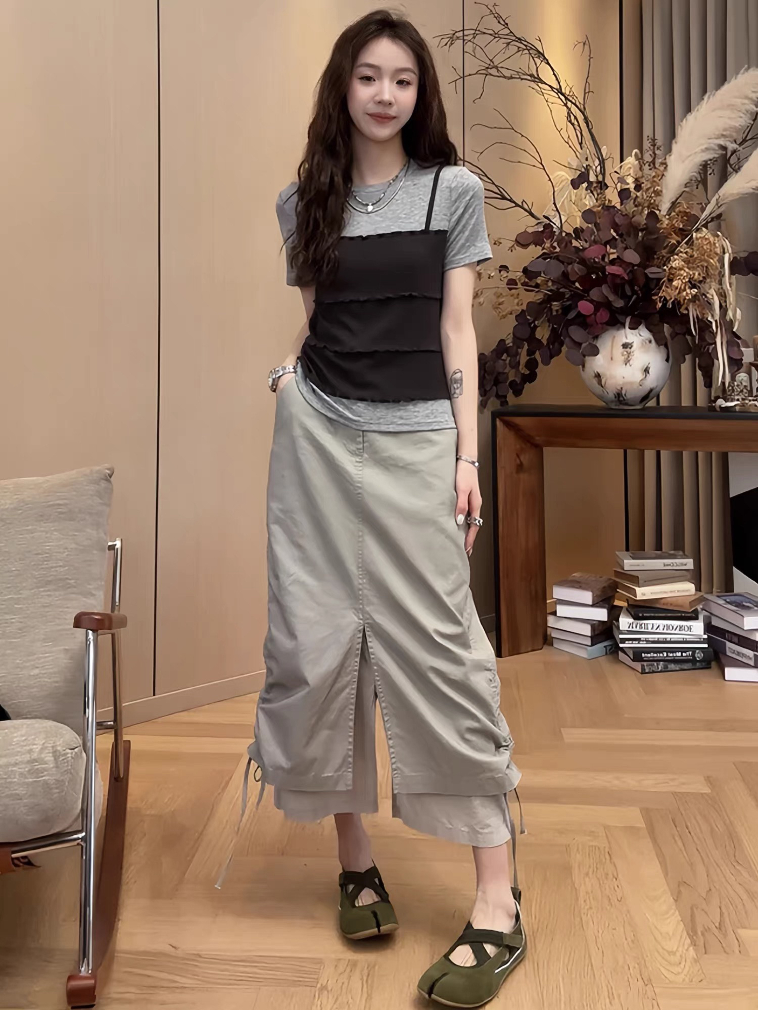 2026 새로운 스택 착용 페이크 레이어드 반팔 펌프 로프 워크웨어 치마 두 조각 여성 세트 작은 대중 느슨함 센스 세트