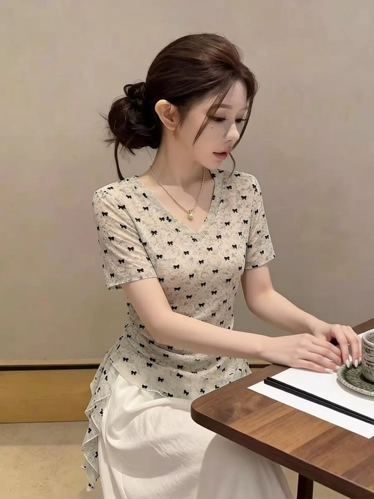 디자인 센스 작은 대중 Chic 디자인 센스 V넥 나비 매듭 프린트 반팔 티셔츠 여성 여름 몸매 가꾸기 슬림해 보이는 고유 한 맨위