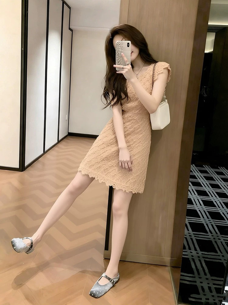 프랑스식 레이스 여성 드레스 2026 여름 새로운 디자인 허리 수축 슬림해 보이는 품격 고급 센스 민소매 중간 길이 스커트