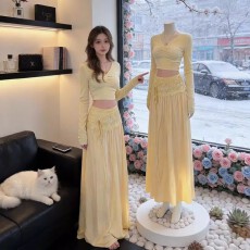 批发春季氛围感温柔纯欲辣妹套装修身显瘦短上衣大摆半身长裙<b class='q'>两件套</b>