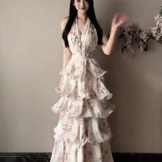 法式浪漫风碎花V领挂脖连衣裙女装夏季气质收腰大摆荷叶边长裙子