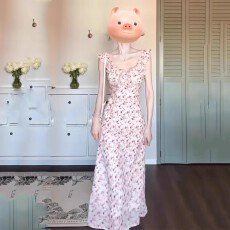 批发法式红色碎花吊带连衣裙子女<b class='q'>夏季</b>2026年新款高级感度假风气质长裙