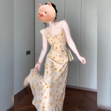 批发法式度假风收腰显瘦多巴胺黄色波点吊带连衣裙女夏绝美木耳边<b class='q'>长裙</b>