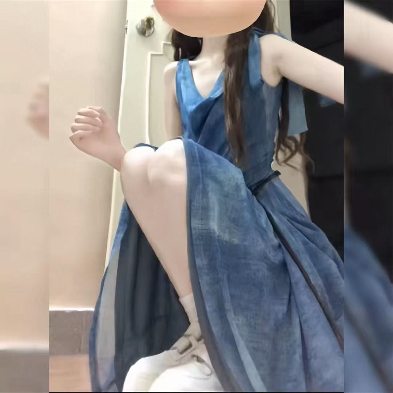 미니멀리즘 휴가 바람 민소매 조끼 흔들다 칼라 여성 드레스 파란색 허리 수축 롱 스커트 작은 대중 디자인 센스 휴가 착용 가져 가라.