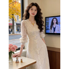批发早秋季绝美长袖白色蕾丝<b class='q'>连衣裙</b>子女装2026新款夏高知得体法式长裙